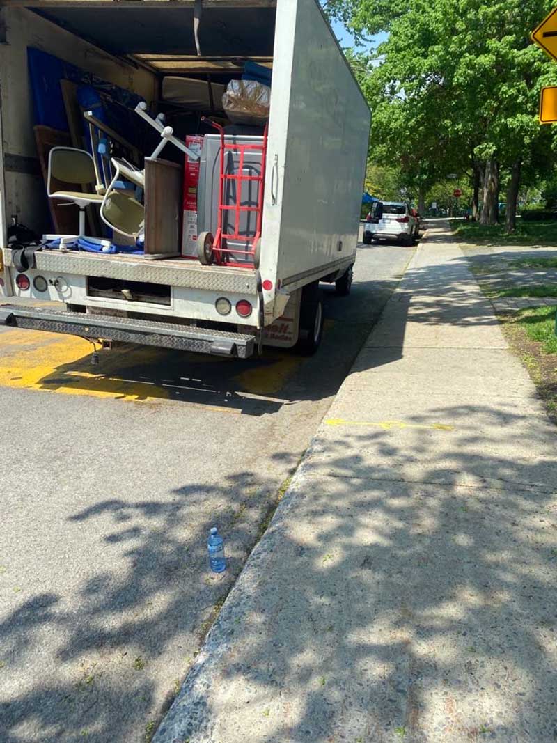 Service de ramassage de débris de construction à Montréal, Longueuil et Laval. ramassage de Mobilier de bureau, Déchets électroniques.