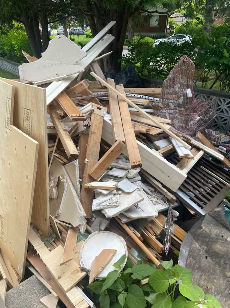 Service de ramassage de débris de construction à Montréal, Longueuil et Laval. ramassage de Mobilier de bureau, Déchets électroniques.